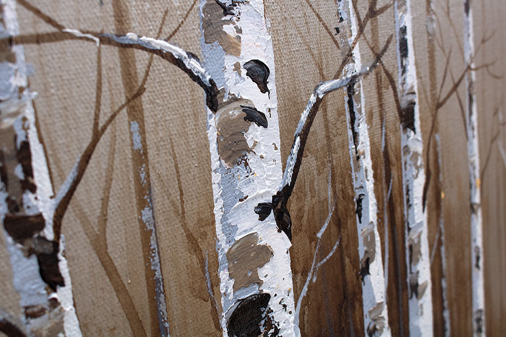 Dettaglio della pennellata sul quadro dipinto a mano con motivo di betulle in una foresta marrone con tronchi bianchi – vista ravvicinata degli strati di colore.