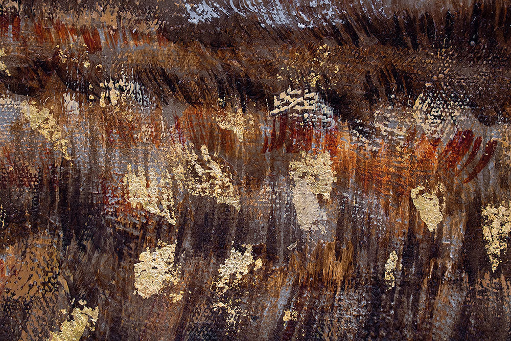 Dettaglio della superficie della tela ARTMIE 340 g/m² con motivo di betulle in una foresta marrone con tronchi bianchi – texture in rilievo visibile della pittura a mano.