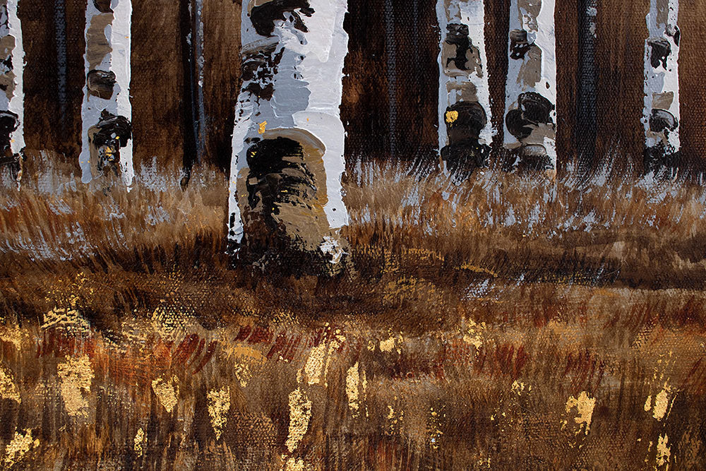 Dettaglio delle transizioni di colore sul quadro dipinto a mano con motivo di betulle in una foresta marrone con tronchi bianchi – delicate pennellate acriliche.
