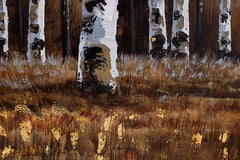 Dettaglio delle transizioni di colore sul quadro dipinto a mano con motivo di betulle in una foresta marrone con tronchi bianchi – delicate pennellate acriliche.