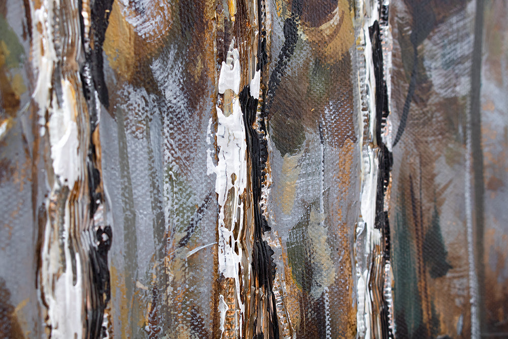 Dettaglio della superficie della tela ARTMIE 340 g/m² con motivo alberi al lago in tonalità marroni – texture in rilievo visibile della pittura a mano.