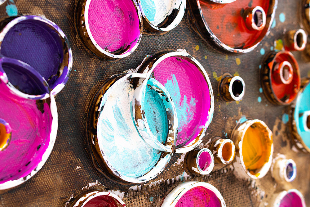 Dettaglio della pennellata sul quadro dipinto a mano con motivo di vaso astratto con cerchi colorati – primo piano sugli strati di colore.