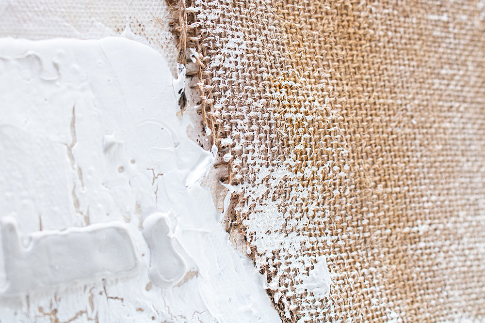 Dettaglio della superficie della tela ARTMIE 340 g/m² con motivo di vaso astratto con cerchi colorati – texture in rilievo visibile della pittura a mano.