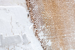 Dettaglio della superficie della tela ARTMIE 340 g/m² con motivo di vaso astratto con cerchi colorati – texture in rilievo visibile della pittura a mano.