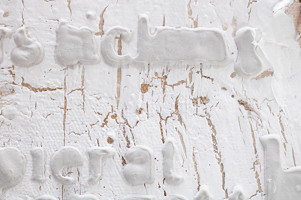 Dettaglio delle transizioni di colore sul quadro dipinto a mano con motivo di vaso astratto con cerchi colorati – delicate pennellate acriliche.