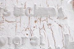 Dettaglio delle transizioni di colore sul quadro dipinto a mano con motivo di vaso astratto con cerchi colorati – delicate pennellate acriliche.