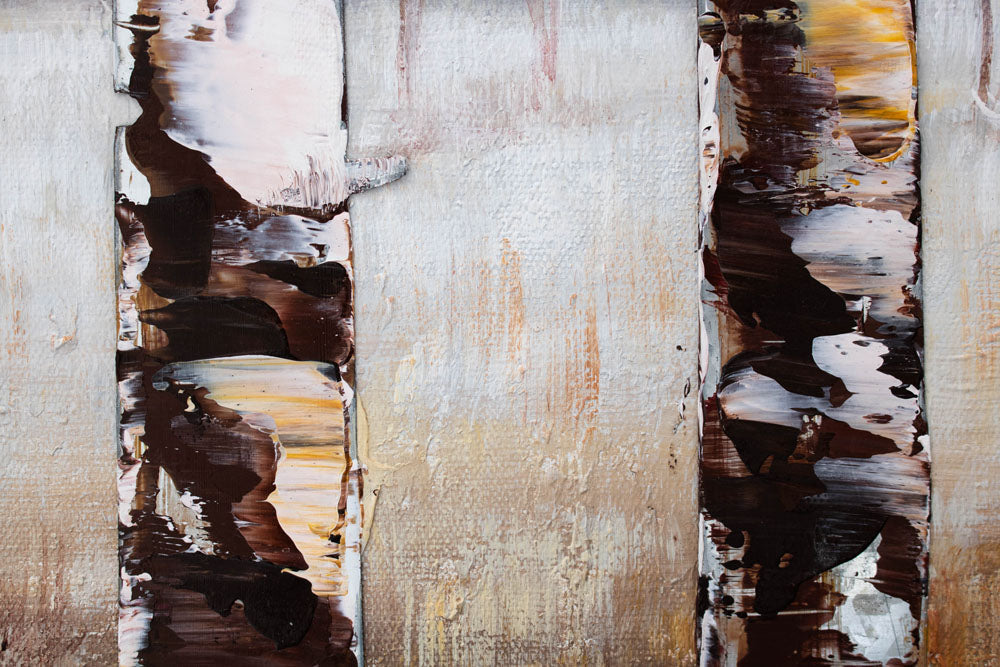 Dettaglio della superficie della tela ARTMIE 340 g/m² con motivo bosco e animali nei toni rosso-marrone – texture in rilievo visibile della pittura a mano.