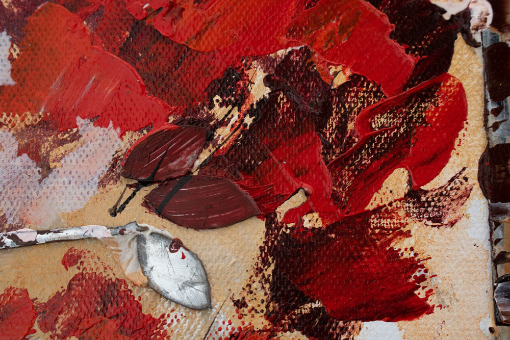 Dettaglio delle transizioni di colore sul quadro dipinto a mano con motivo bosco e animali nei toni rosso-marrone – delicati tratti acrilici.
