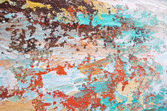 Dettaglio della pennellata sul quadro dipinto a mano con motivo paesaggio astratto nei colori turchese-rosso – primo piano sugli strati di colore.