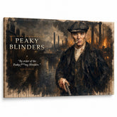 Quadro Peaky Blinders con ritratto di Thomas Shelby su tela di alta qualità, perfetto per interni dallo stile industriale ed elegante. Prodotto da Papilora.