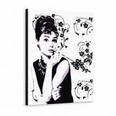 Quadro POP Art di Audrey Hepburn dipinto a mano ah5 – Visualizzazione 3D del quadro dipinto a mano su sfondo bianco. Colori dominanti: nero, bianco, viola.