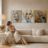 Set 3 quadri Mistica Donna Papilora – Dea, Sguardo, Autostima – tele gallery-wrap sopra un divano in un elegante soggiorno