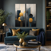 Set di 2 quadri Eleganza Art Déco Papilora, Mondo in Movimento e Via della Vita, sopra il divano in un elegante soggiorno moderno.