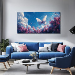 L'immagine della farfalla nelle nuvole della libertà