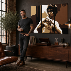 Dipinto a mano POP Art AL Bruce Lee 3 pezzi lee – quadro in un moderno interno maschile, visualizzazione lifestyle. Colori dominanti: marrone, beige, nero, oro, bianco.