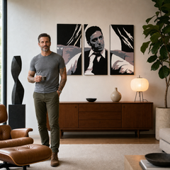 Dipinto a mano POP Art AL PACINO 3 pezzi al11 | dimensioni diverse – quadro in un moderno interno maschile, visualizzazione lifestyle. Colori dominanti: nero, grigio, rosa, bianco, marrone.