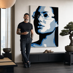 Dipinto a mano POP Art Angelina Jolie 1 pezzo addirittura – quadro in un moderno interno maschile, visualizzazione lifestyle. Colori dominanti: blu, grigio, nero.
