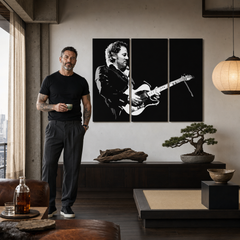Dipinto a mano POP Art Bruce Springsteen 3 pezzi bs – quadro in un moderno interno maschile, visualizzazione lifestyle. Colori dominanti: nero, bianco, grigio.