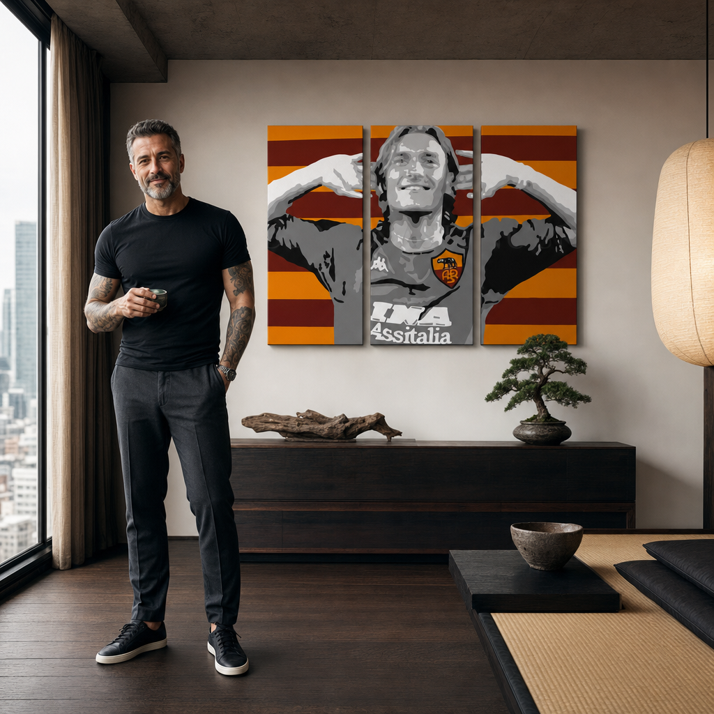 Dipinto a mano POP Art Francesco Totti 3 pezzi totali – quadro in un moderno interno maschile, visualizzazione lifestyle. Colori dominanti: rosso, arancione, grigio, nero, bianco.