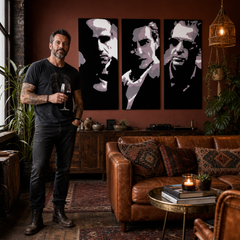 Dipinto a mano POP Art GODFATHER 3 pezzi god3 – quadro in un moderno interno maschile, visualizzazione lifestyle. Colori dominanti: nero, rosa, bianco.