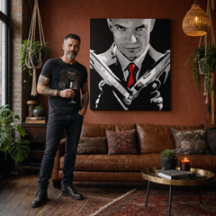 Dipinto a mano POP Art HITMAN 1 parte hit2 – quadro in un moderno interno maschile, visualizzazione lifestyle. Colori dominanti: nero, bianco, rosso, grigio, marrone.