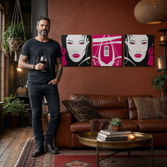Dipinto a mano POP Art I-GIRL 3 pezzi pw – quadro in un moderno interno maschile, visualizzazione lifestyle. Colori dominanti: rosa, nero, bianco, grigio.