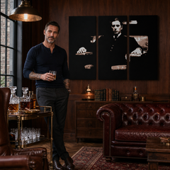 Dipinto a mano POP Art Il Padrino 3 pezzi god10 – quadro in un moderno interno maschile, visualizzazione lifestyle. Colori dominanti: nero, marrone, beige.