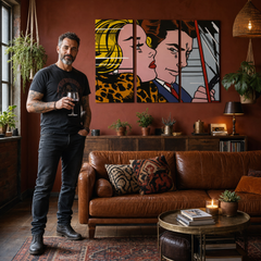 Dipinto a mano POP Art LICHTENSTEIN 3 pezzi li4 – quadro in un moderno interno maschile, visualizzazione lifestyle. Colori dominanti: giallo, nero, rosa, blu, marrone.