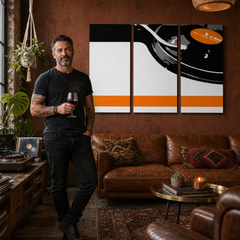 Dipinto a mano POP Art pittura DJ 3 pezzi dj5 – quadro in un moderno interno maschile, visualizzazione lifestyle. Colori dominanti: nero, arancione, bianco.