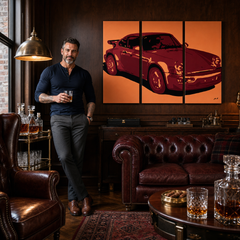 Dipinto a mano POP Art PORSCHE 911 3 pezzi por – quadro in un moderno interno maschile, visualizzazione lifestyle. Colori dominanti: arancione, rosso, nero.