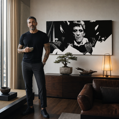 Dipinto a mano POP Art Scarface 1 parte smk – quadro in un moderno interno maschile, visualizzazione lifestyle. Colori dominanti: nero, bianco, grigio.