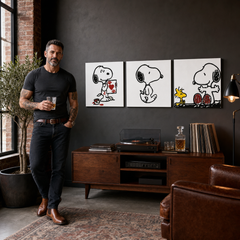 Dipinto a mano POP Art SNOOPY 3 pezzi snoopy – quadro in un moderno interno maschile, visualizzazione lifestyle. Colori dominanti: nero, rosso, giallo.