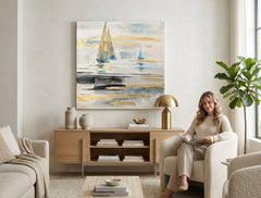 Quadro dipinto a mano 80x80 cm con motivo barche, appeso in un moderno soggiorno, che arreda con eleganza e un tocco di colore bianco, blu, oro e nero.