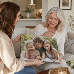 Nonna che tiene un quadro fotografico rettangolare con i nipoti – regalo personalizzato