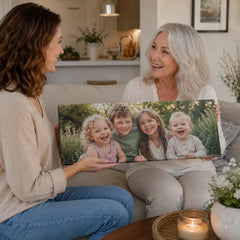 Nonna che tiene un quadro fotografico panoramico con i nipoti – regalo personalizzato