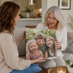 Nonna che tiene un quadro fotografico quadrato con i nipoti – regalo personalizzato