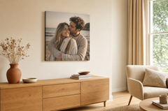 Quadro fotografico quadrato in un interno moderno sopra la cassettiera – stampa personalizzata dalla tua foto