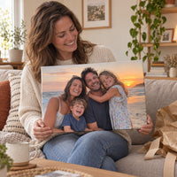 Una donna riceve in regalo la foto di famiglia al mare stampata su tela