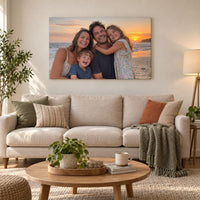 Quadro da foto su tela sopra il divano in soggiorno – foto di famiglia in vacanza