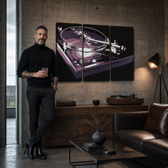 Pittura POP Art dipinta a mano DJ 3 pezzi – quadro in un moderno interno maschile, visualizzazione lifestyle. Colori dominanti: nero, viola, bianco.
