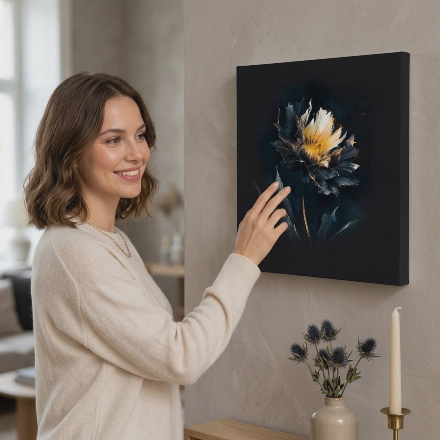 Decorazione di design su tela Tentazione scura. Decor moderno da parete, quadro su tela per il soggiorno, una donna ammira l'opera in un interno elegante luminoso. Papilora (XOBMDFL008E1).