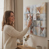L'immagine su tela ABSTRAKT 1 parte. Decor moderno da parete, quadro su tela per il soggiorno, una donna ammira l'opera in un interno elegante luminoso. Papilora (XOBCHAB025).