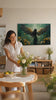 Dipinti di angeli La luce della speranza – rifinito a mano dall'artista. Dipinto premium rifinito ad acrilico, decor moderno da parete per il soggiorno, una donna ammira l'opera in un interno elegante luminoso. Papilora Premium Art (XOGMDPA162E1).