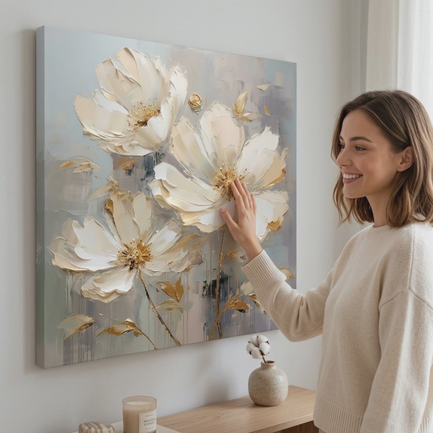 Mondo floreale su tela Una delizia per i sensi 60x60 cm. Decor moderno da parete, quadro su tela per il soggiorno, una donna ammira l'opera in un interno elegante luminoso. Papilora (XOBMDFL022E1).