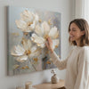 Mondo floreale su tela Una delizia per i sensi 60x60 cm. Decor moderno da parete, quadro su tela per il soggiorno, una donna ammira l'opera in un interno elegante luminoso. Papilora (XOBMDFL022E1).