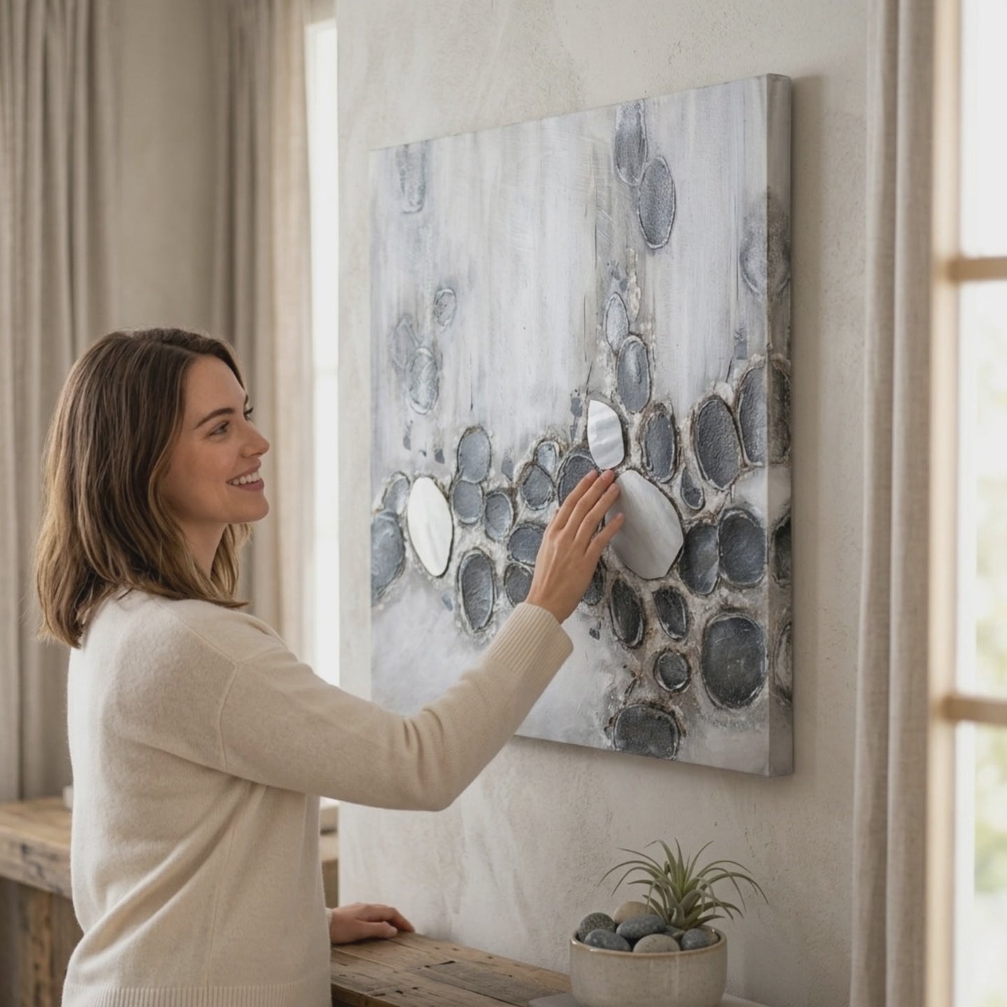 L'immagine su tela ABSTRAKT 1 parte. Decor moderno da parete, quadro su tela per il soggiorno, una donna ammira l'opera in un interno elegante luminoso. Papilora (XOBCHAB023).