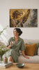 Dipinti di angeli Preghiera di Luce – rifinito a mano dall'artista. Dipinto premium rifinito ad acrilico, decor moderno da parete per il soggiorno, una donna ammira l'opera in un interno elegante luminoso. Papilora Premium Art (XOGMDPA154E1).