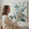 L'immagine su tela ABSTRAKT 1 parte. Decor moderno da parete, quadro su tela per il soggiorno, una donna ammira l'opera in un interno elegante luminoso. Papilora (XOBCHAB035).