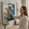 Eleganza senza tempo su tela Fiori dorati in un design moderno. Decor moderno da parete, quadro su tela per il soggiorno, una donna ammira l'opera in un interno elegante luminoso. Papilora (XOBMDFL031E1).