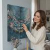 L'immagine su tela ABSTRAKT 2 parti. Decor moderno da parete, quadro su tela per il soggiorno, una donna ammira l'opera in un interno elegante luminoso. Papilora (XOBCHAB042).